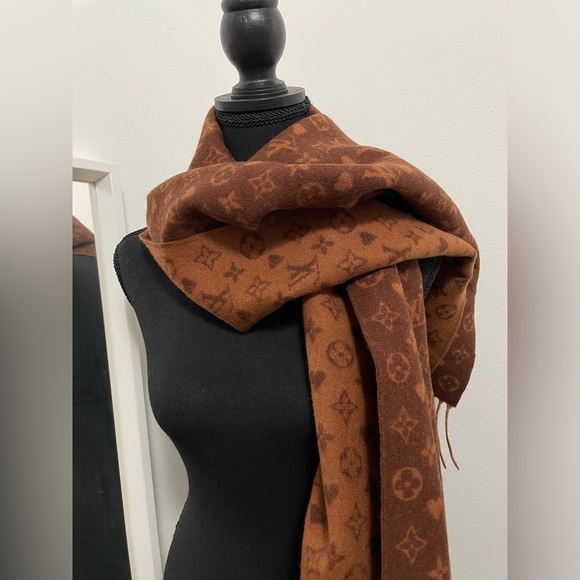 LV Game On Scarf / monogram pattern - Picture 3 of 7